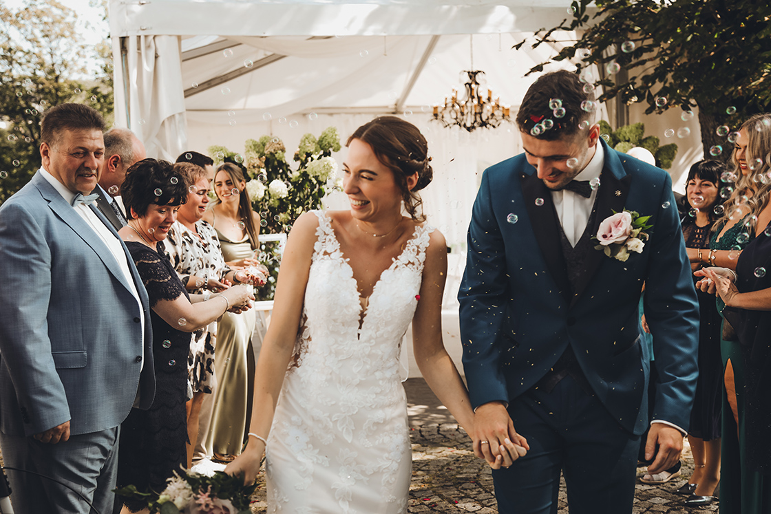 Reportage Momentaufnahme Kirche Hochzeitsbilder Hochzeit Fotoshooting Fotograf Arnstadt Erfurt Suhl Gera Nordhausen Greiz Altenburg Sömmerda Mühlhausen Eisfeld Friedrichroda Römhild Artern Sondershausen Meiningen Schmalkalden Ilmenau Weimar Kühndorf Sonneberg Schloss Schlossberg